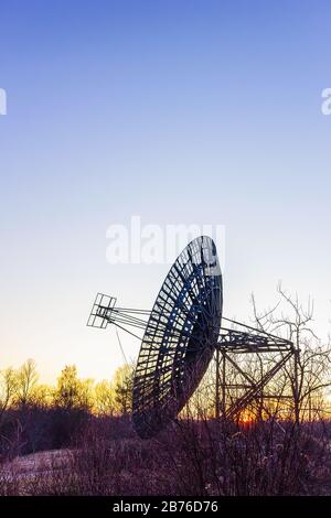 radioteleskop-satellitengeräte bei Sonnenuntergang Stockfoto