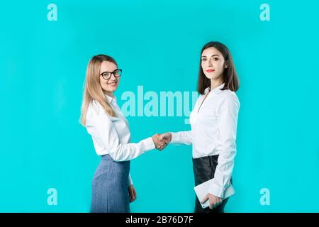 Geschäftsfrau schüttelt die Hände, konzeptnah oder partnerschaftlich. Zwei Frauen-Partner, die nach der Unterzeichnung eines Geschäftsvertrages handschütteln. Abschluss des Angebots Stockfoto