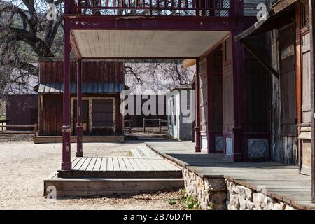 Im rustikalen US-Nationalpark befinden sich Film-Set-Gebäude in der Paramount Ranch Site der Santa Monica Mountains National Recreation Area in der Nähe von Los Angeles. Stockfoto