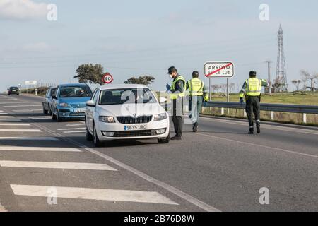 Die Zivilwache bewacht den Eingang von Arroyo de la Luz wegen der COVID19-Fälle. Stockfoto