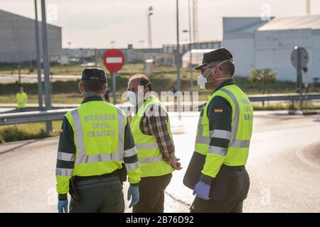 Die Zivilwache bewacht den Eingang von Arroyo de la Luz wegen der COVID19-Fälle. Stockfoto