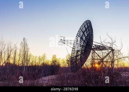 radioteleskop-satellitengeräte bei Sonnenuntergang Stockfoto