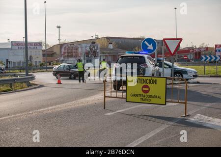 Die Zivilwache bewacht den Eingang von Arroyo de la Luz wegen der COVID19-Fälle. Stockfoto