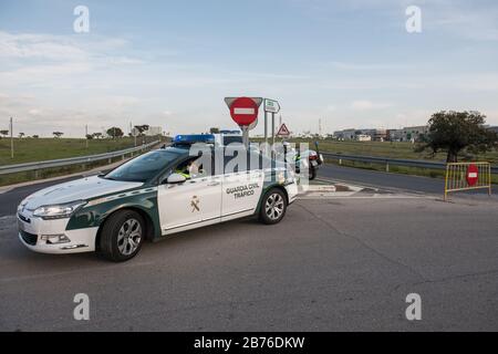 Die Zivilwache bewacht den Eingang von Arroyo de la Luz wegen der COVID19-Fälle. Stockfoto