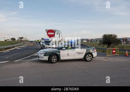 Die Zivilwache bewacht den Eingang von Arroyo de la Luz wegen der COVID19-Fälle. Stockfoto