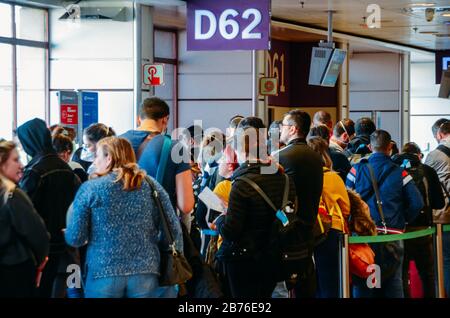 Madrid, Spanien. März 2020. Coronavirus VORSICHTSMASSNAHMEN am Flughafen Bajaras, Madrid, Spanien Credit: Alexandre Rotenberg/Alamy Live News Stockfoto