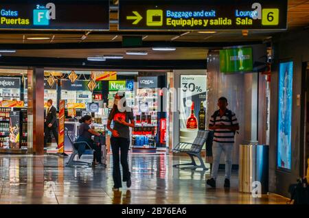 Madrid, Spanien. März 2020. Coronavirus VORSICHTSMASSNAHMEN am Flughafen Bajaras, Madrid, Spanien Credit: Alexandre Rotenberg/Alamy Live News Stockfoto