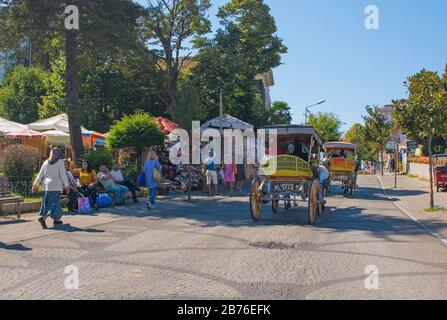 Buyukada, Türkei-18. September 2019.Touristen genießen eine Fahrt in einer traditionellen Pferdekutsche auf Buyukada auf den Prinzeninseln AKA Adalar Stockfoto