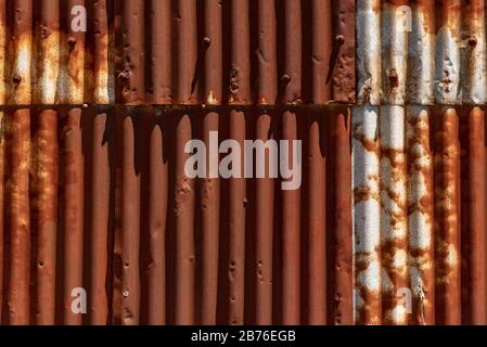 Texturblech aus gewelltem Metall verrostete Farbe Stockfoto