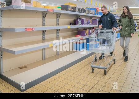 Yiewsley, London, Großbritannien - 13. März 2020 - leerstehende Regale im Aldi-Supermarkt; Menschen kaufen in Erwartung der Coronavirus-Blockierung in Panik Stockfoto