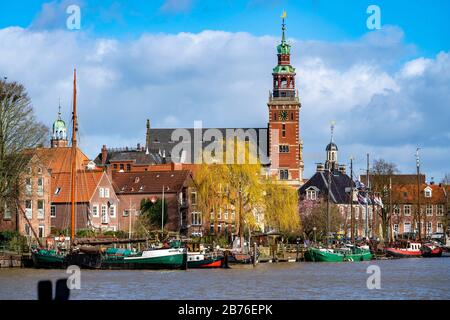 Skyline der Altstadt, an der Leda, Rathaus, Museumshafen, alte Stadthäuser, leer, Ostfriesland, Niedersachsen, Stockfoto