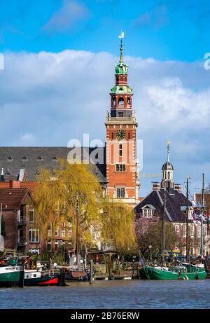 Skyline der Altstadt, an der Leda, Rathaus, Museumshafen, alte Stadthäuser, leer, Ostfriesland, Niedersachsen, Stockfoto