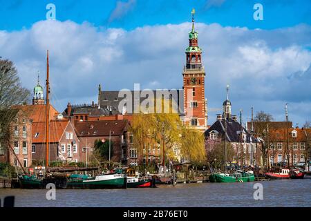 Skyline der Altstadt, an der Leda, Rathaus, Museumshafen, alte Stadthäuser, leer, Ostfriesland, Niedersachsen, Stockfoto