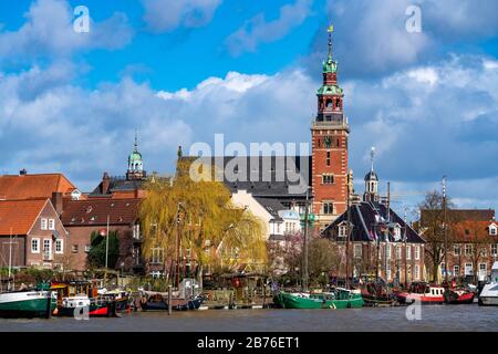 Skyline der Altstadt, an der Leda, Rathaus, Museumshafen, alte Stadthäuser, leer, Ostfriesland, Niedersachsen, Stockfoto