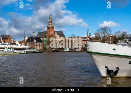 Skyline der Altstadt, an der Leda, Rathaus, Museumshafen, alte Stadthäuser, leer, Ostfriesland, Niedersachsen, Stockfoto