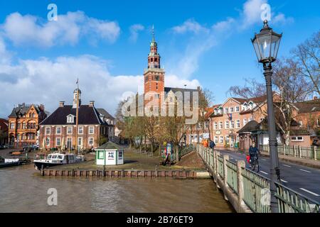 Skyline der Altstadt, an der Leda, Rathaus, Museumshafen, alte Stadthäuser, leer, Ostfriesland, Niedersachsen, Stockfoto