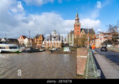 Skyline der Altstadt, an der Leda, Rathaus, Museumshafen, alte Stadthäuser, leer, Ostfriesland, Niedersachsen, Stockfoto