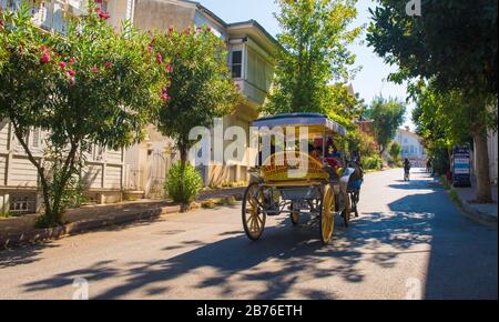 Buyukada, Türkei-18. September 2019.Touristen genießen eine Fahrt in einer traditionellen Pferdekutsche auf Buyukada auf den Prinzeninseln AKA Adalar Stockfoto