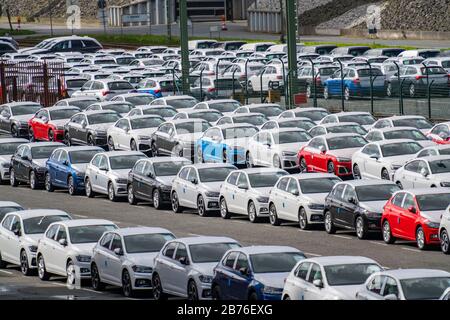 Emden, im Hafen wartende Autos zum Versand, VW-Werk, Frisia, Niedersachsen, Deutschland Stockfoto