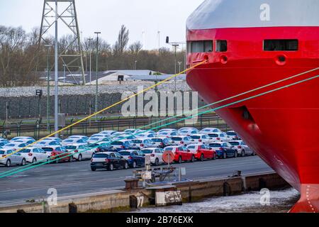 Emden, im Hafen wartende Autos zum Versand, VW-Werk, Frisia, Niedersachsen, Deutschland Stockfoto