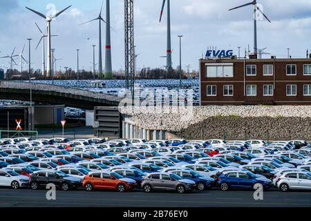 Emden, im Hafen wartende Autos zum Versand, VW-Werk, Frisia, Niedersachsen, Deutschland Stockfoto