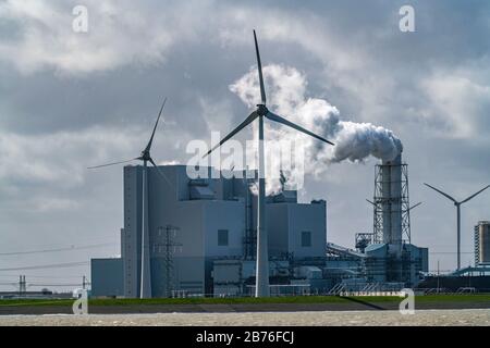 Energiepark Eemshaven, verschiedene Kraftwerke und die Windparks Westereems und Growind, insgesamt über 80 Windkraftanlagen, RWE Kohlekraftwerk Ee Stockfoto