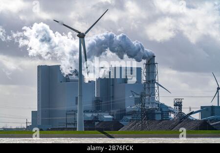 Energiepark Eemshaven, verschiedene Kraftwerke und die Windparks Westereems und Growind, insgesamt über 80 Windkraftanlagen, RWE Kohlekraftwerk Ee Stockfoto