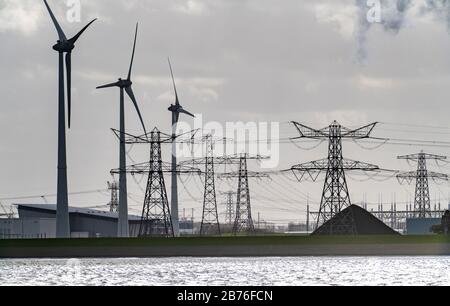 Energiepark Eemshaven, verschiedene Kraftwerke und die Windparks Westereems und Growind, insgesamt über 80 Windkraftanlagen, RWE Kohlekraftwerk Ee Stockfoto