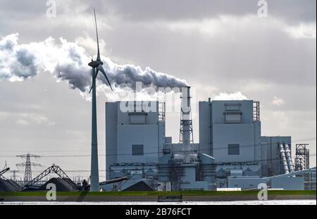 Energiepark Eemshaven, verschiedene Kraftwerke und die Windparks Westereems und Growind, insgesamt über 80 Windkraftanlagen, RWE Kohlekraftwerk Ee Stockfoto