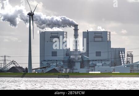 Energiepark Eemshaven, verschiedene Kraftwerke und die Windparks Westereems und Growind, insgesamt über 80 Windkraftanlagen, RWE Kohlekraftwerk Ee Stockfoto