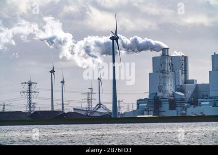 Energiepark Eemshaven, verschiedene Kraftwerke und die Windparks Westereems und Growind, insgesamt über 80 Windkraftanlagen, RWE Kohlekraftwerk Ee Stockfoto