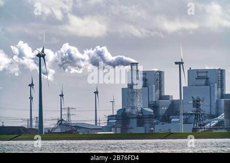 Energiepark Eemshaven, verschiedene Kraftwerke und die Windparks Westereems und Growind, insgesamt über 80 Windkraftanlagen, RWE Kohlekraftwerk Ee Stockfoto