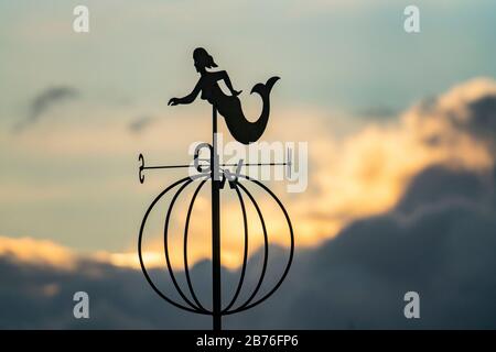 Wetterfahne, Musikpavillon an der Strandpromenade, Nordseeinsel Borkum, Frisia, Niedersachsen, Deutschland, Stockfoto