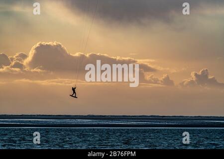 Kitesurfer, Nordsee, Wetter, Sturm, Sonnenuntergang, Nordseeinsel Borkum, Ostfriesland, Niedersachsen, Deutschland, Stockfoto