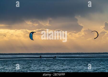 Kitesurfer, Nordsee, Wetter, Sturm, Sonnenuntergang, Nordseeinsel Borkum, Ostfriesland, Niedersachsen, Deutschland, Stockfoto