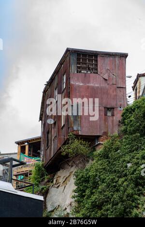Rostiges Schaf-Metallhaus auf einer Klippe Stockfoto