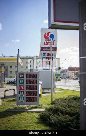 Posen, Großpolen, Polen. März 2020. Aufsatz über den Alltag in Posen (Polen) heute. Im Bild: Kraftstoffpreise an einer Tankstelle. Kredit: Dawid Tatarkiewicz/ZUMA Wire/Alamy Live News Stockfoto
