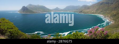 In der Nähe von Kapstadt, Südafrika - 30. November 2019 - Panoramablick auf die Hout Bay vom Chapman Peak Drive Stockfoto