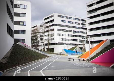 Posen, Großpolen, Polen. März 2020. Aufsatz über den Alltag in Posen (Polen) heute. Im Bild: Die moderne Wohnanlage und der Spielplatz. Kredit: Dawid Tatarkiewicz/ZUMA Wire/Alamy Live News Stockfoto