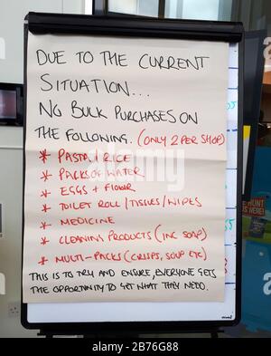 Rushden, Großbritannien. März 2020. Dieses Lidl-Geschäft in Peterborough hat jetzt ein Schild im Eingang, das die Käufer darüber informiert, dass sie keine Nudeln/Reis, Wasserpackungen, Eier und Mehl, toilettenrollen/Gewebe/wips, Medikamente, Reinigungsmittel und Multipacks (Chips, Suppe usw.) kaufen dürfen. Diese sind auf 2 pro Geschäft begrenzt. Viele Leute sind Vorratsposten aus Lebensmitteln, Handwäsche und toilettenrollen inmitten des Coronavirus Status im Moment. Coronavirus Panic Buying, Peterborough, Cambridgeshire, Großbritannien, am 13. März 2020. Credit: Paul Marriott/Alamy Live News Stockfoto