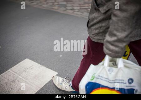 Posen, Großpolen, Polen. März 2020. Aufsatz über den Alltag in Posen (Polen) heute. Im Bild: Die Einkäufe. Kredit: Dawid Tatarkiewicz/ZUMA Wire/Alamy Live News Stockfoto