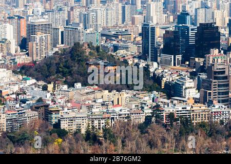 Hügel Santa Lucia und Burg Hidalgo inmitten des Viertels San Isidro mit alten und modernen Wohn- und Geschäftshäusern. Santiago, Chile Stockfoto