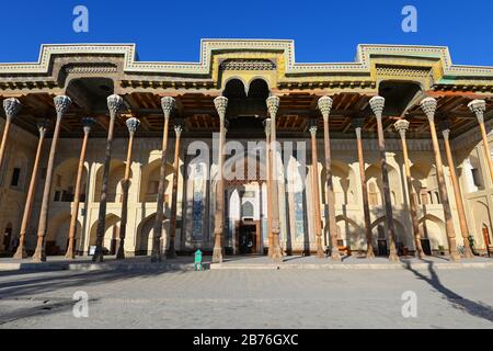 Frontalansicht der Bolo-Haouz-Moschee, einer historischen Moschee in Buchara, Usbekistan, die mit Holzsäulen, Ziegelsteinen erbaut und mit Mosaiken verziert wurde. Stockfoto