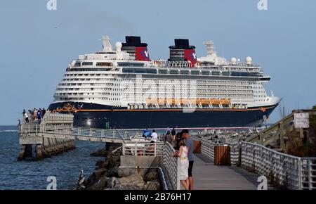 Port Canaveral, Vereinigte Staaten. März 2020. März 2020 - Port Canaveral, Florida, Vereinigte Staaten - Das Kreuzfahrtschiff Disney Dream verlässt Port Canaveral in Florida am 13. März 2020. Die Kreuzfahrtlinie hat den Betrieb für alle neuen Abfahrten ab dem 14. März ausgesetzt, als Reaktion auf den Ausbruch des Coronavirus (COVID-19). Credit: Paul Hennessy/Alamy Live News Stockfoto