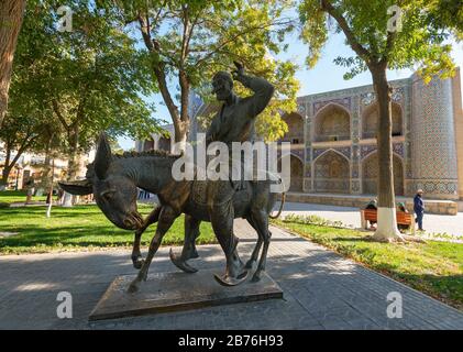 Denkmal für Hodja Nasreddin auf dem zentralen Stadtplatz. Er ist ein Nationalhelde der nationalen Folklore der zentralasiatischen Länder. Bronze Statue man Esel Stockfoto