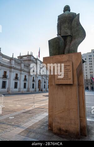 Rückseite der Statue von Salvador Allende mit Blick auf einen Teil des Gebäudes La Moneda Stockfoto