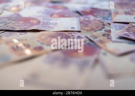Argentinische einhundert Pesos Geld auf einem Tisch verstreut Stockfoto