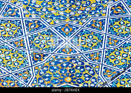 Nahaufnahme mit bunten Details, islamischen Verzierungen und Blumenmajolika (Keramikfliesen) in Divan-Beghi Khanaka, Buchara, Usbekistan. Stockfoto