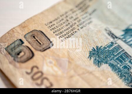 Makrofotografie einer argentinischen 50-Peso-Rechnung auf weißem Hintergrund Stockfoto