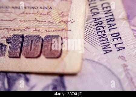 Makrofotografie einer argentinischen 100-Peso-Rechnung Stockfoto